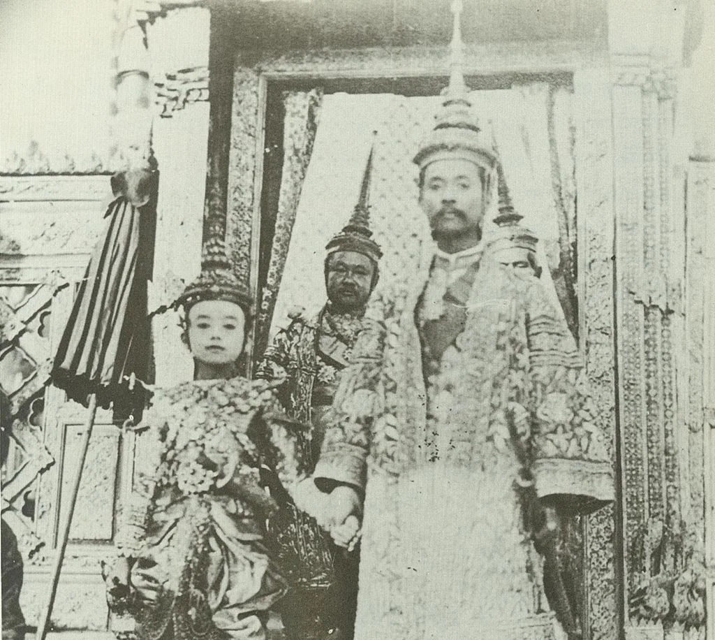 ภาพถ่ายเก่า ค.ศ. 1892 ใน พระราชพิธี โสกันต์ เด็กชายด้านซ้ายคือ เจ้าฟ้ามหาวชิราวุธ และด้านขวาคือ พระบาทสมเด็จพระจุลจอมเกล้าเจ้าอยู่หัว ตามคำบรรยายของแหล่งภาพ