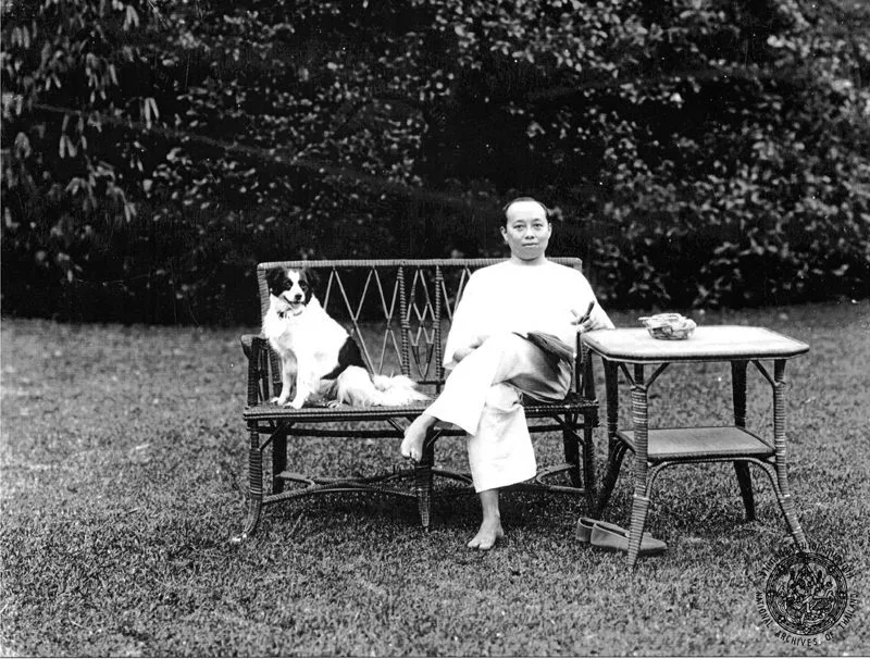 ภาพถ่ายเก่าราวทศวรรษ 1920 รัชกาลที่ 6 กับสุนัขชื่อย่าเหล