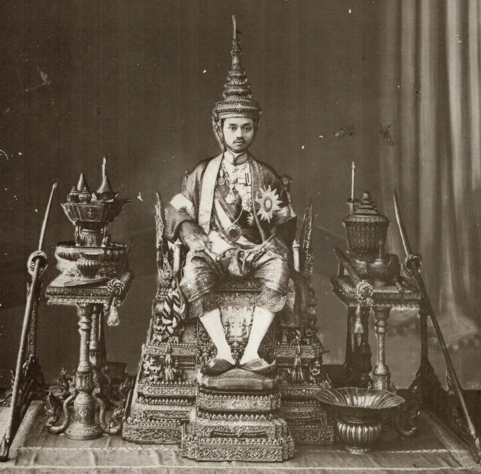 ภาพถ่ายเก่า พ.ศ. 2468 ใน พระราชพิธีบรมราชาภิเษก พร้อมเครื่องราชกกุธภัณฑ์