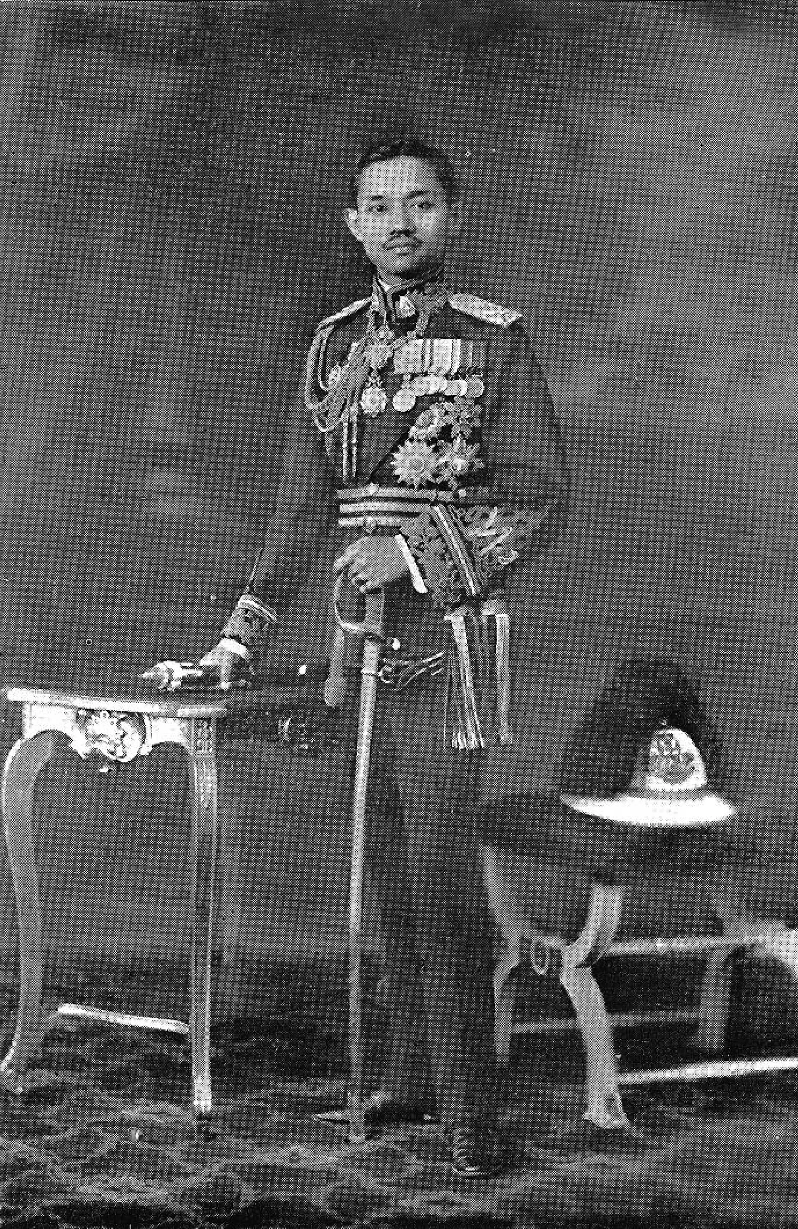 ภาพถ่ายเก่า รัชกาลที่ 7 ในเครื่องแบบเต็มยศทหาร ตามคำบรรยายของแหล่งภาพ