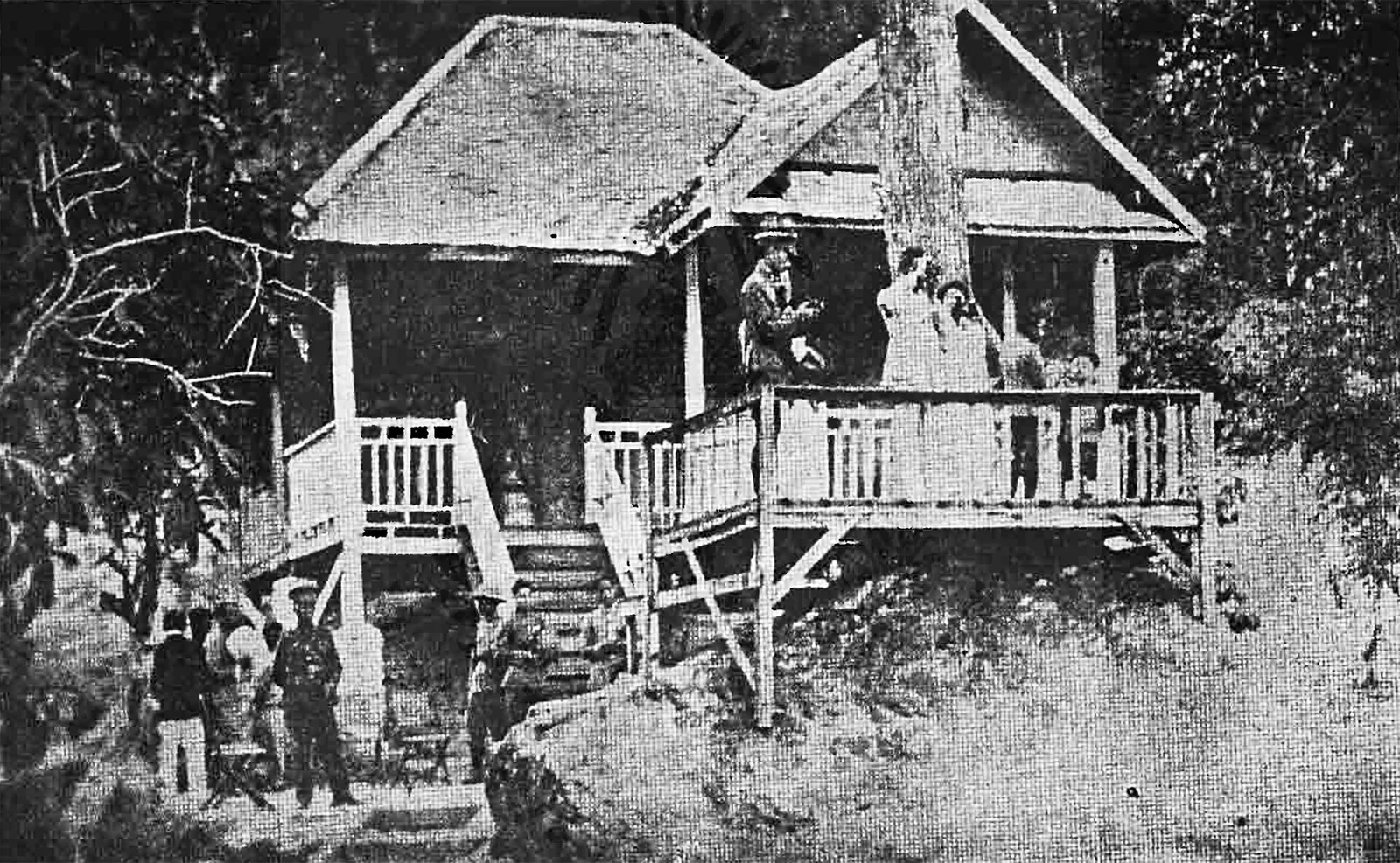 ภาพถ่ายเก่า 30 มกราคม พ.ศ. 2469 (ค.ศ. 1927) ศาลาที่น้ำตกห้วยแก้ว ดอยสุเทพ ตามคำบรรยายของแหล่งภาพ