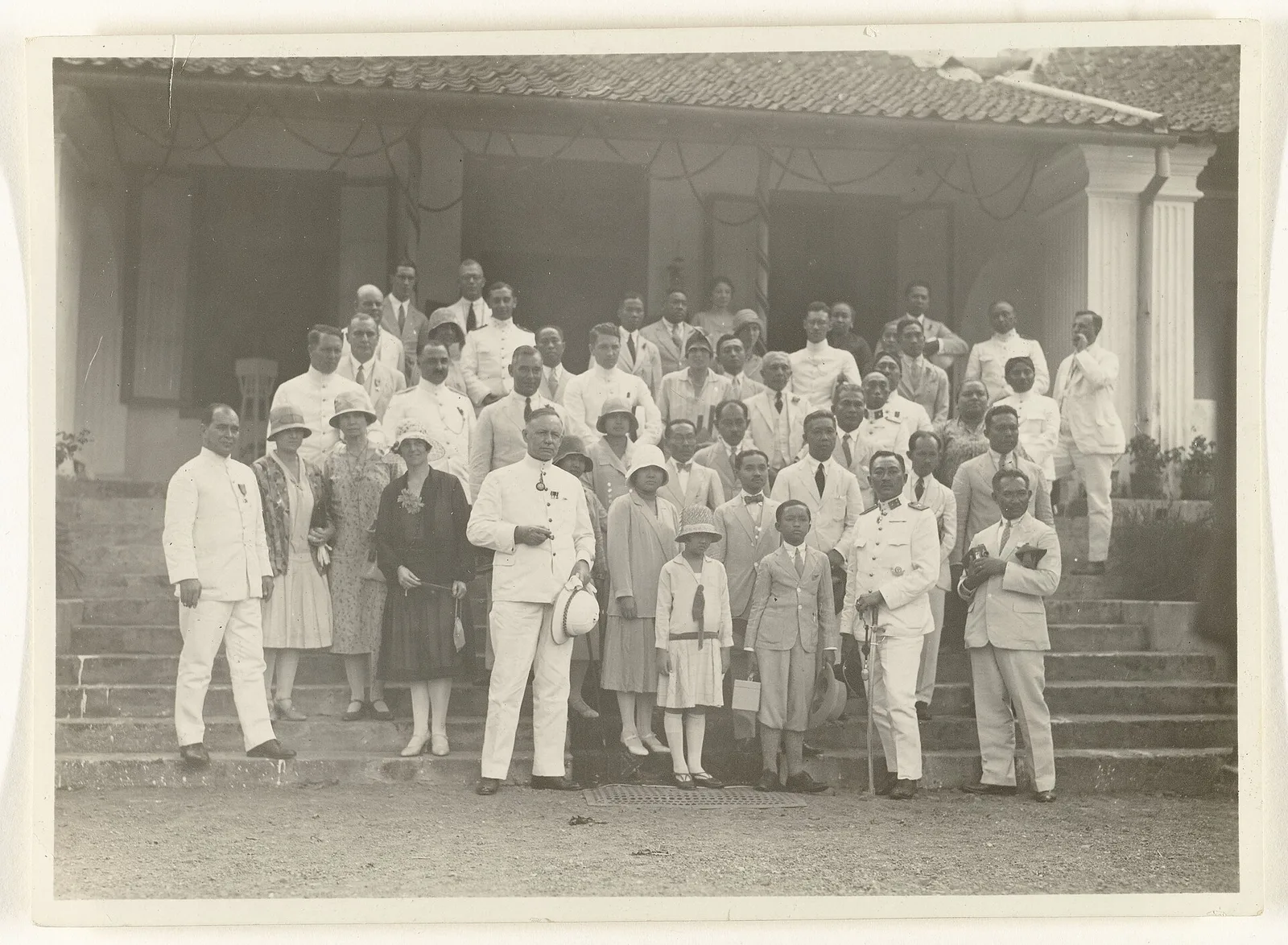 ภาพถ่ายเก่า 29 สิงหาคม ค.ศ. 1929 ที่โรงแรมแห่งหนึ่งในเมืองโซโล เกาะชวา จากคลังพิพิธภัณฑ์ไรกส์