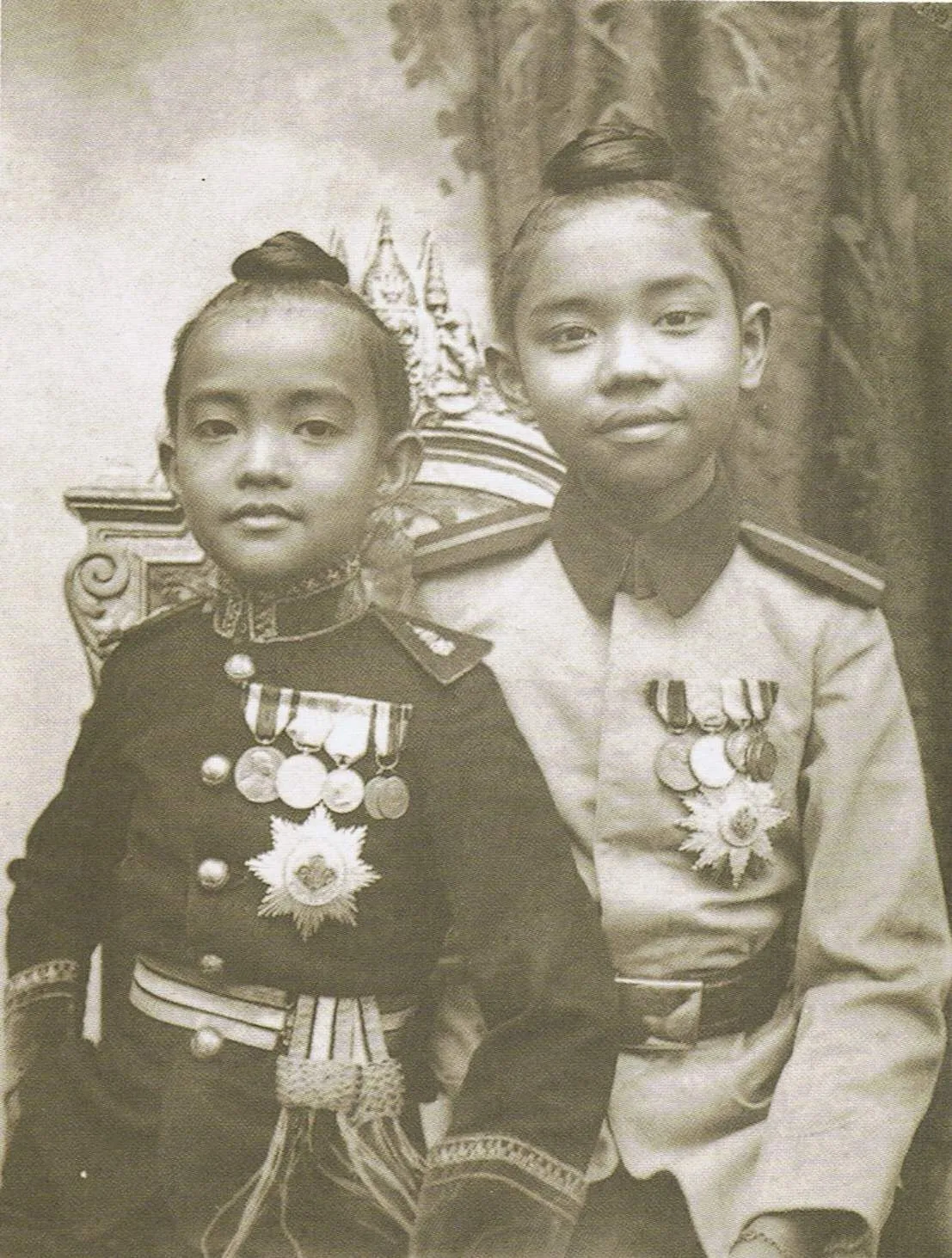 ภาพถ่ายเก่า ค.ศ. 1900 แหล่งภาพระบุว่าด้านขวาคือ เจ้าฟ้าประชาธิปกศักดิเดชน์ และด้านซ้ายคือ พระองค์เจ้าอุรุพงษ์รัชสมโภช