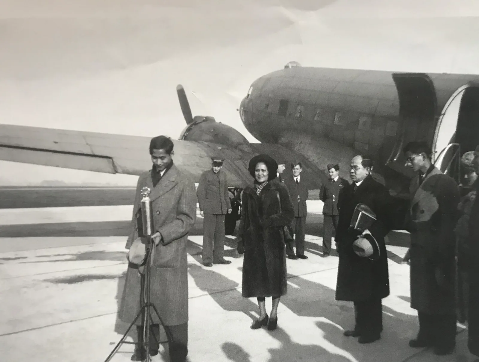 ภาพถ่ายเก่า ธันวาคม ค.ศ. 1945 การออกอากาศทางวิทยุที่ท่าอากาศยานเจนีวา ก่อน เสด็จ กลับสยาม ตามคำบรรยายของแหล่งภาพ