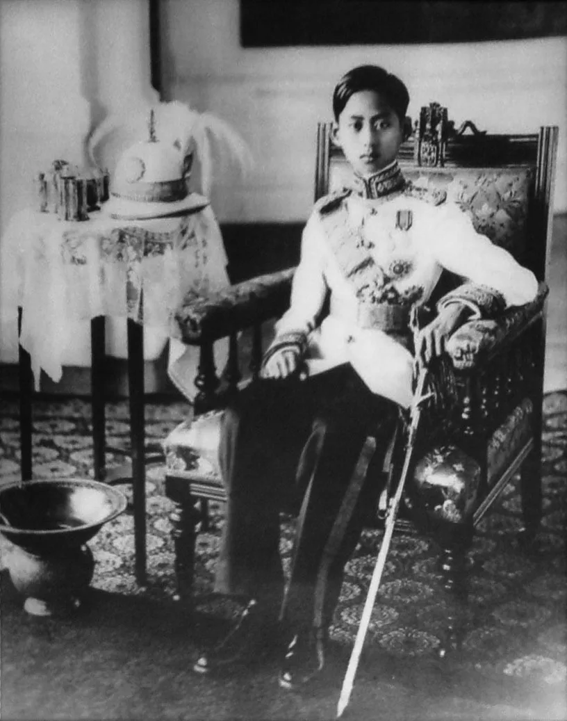 ภาพถ่ายเก่า ค.ศ. 1938 รัชกาลที่ 8 จากสำเนาที่จัดแสดงในอาคารอานันทมหิดล คณะแพทยศาสตร์ จุฬาลงกรณ์มหาวิทยาลัย