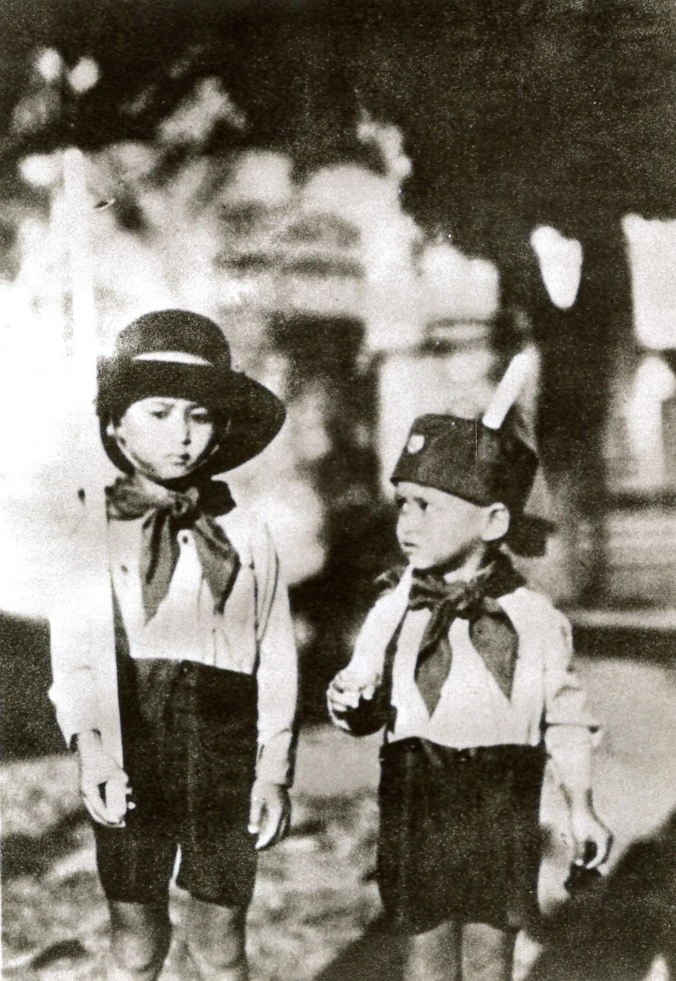 ภาพถ่ายเก่าก่อน ค.ศ. 1938 รัชกาลที่ 8 (ซ้าย) ในเครื่องแบบลูกเสือ กับ สมเด็จพระอนุชา (ขวา) ตามคำบรรยายของแหล่งภาพ