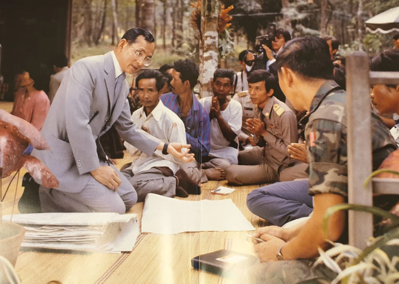 ภาพประกอบ พระราชประวัติ ในหน้าเผยแพร่ของหน่วยราชการในพระองค์