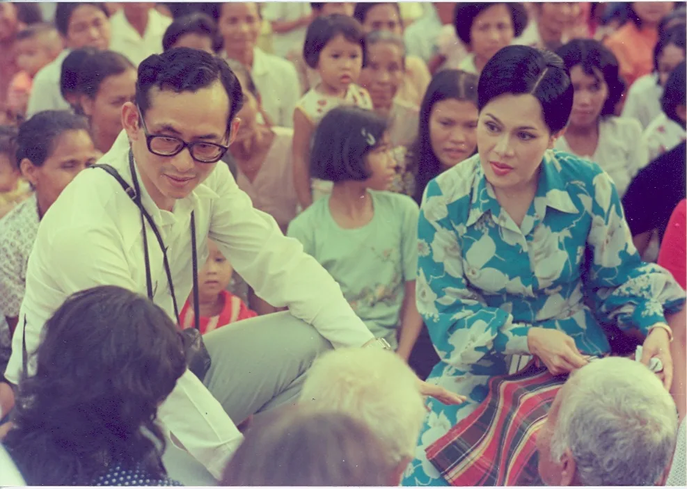ภาพประกอบ พระราชประวัติ ในหน้าเผยแพร่ของหน่วยราชการในพระองค์ (ภาพสี)