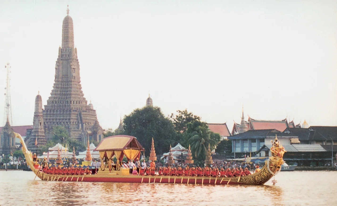 ภาพประกอบหน้า พระราชกรณียกิจด้านการอนุรักษ์และฟื้นฟูศิลปวัฒนธรรมไทย ซึ่งกล่าวถึง การจัดขบวนพยุหยาตราทางชลมารค