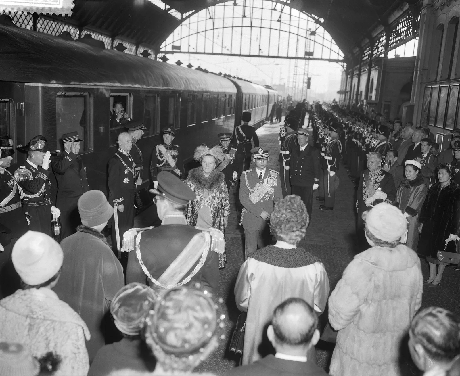 ภาพถ่ายวันที่ 24 ตุลาคม ค.ศ. 1960 ที่กรุงเฮก ระหว่าง เสด็จพระราชดำเนินเยือน เนเธอร์แลนด์