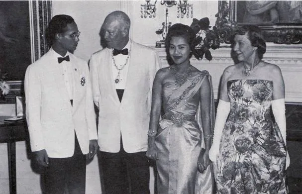 ภาพถ่ายปลายเดือนมิถุนายน ค.ศ. 1960 งานเลี้ยงที่ทำเนียบขาว กรุงวอชิงตัน ดี.ซี. ระหว่าง เสด็จพระราชดำเนินเยือน สหรัฐอเมริกา