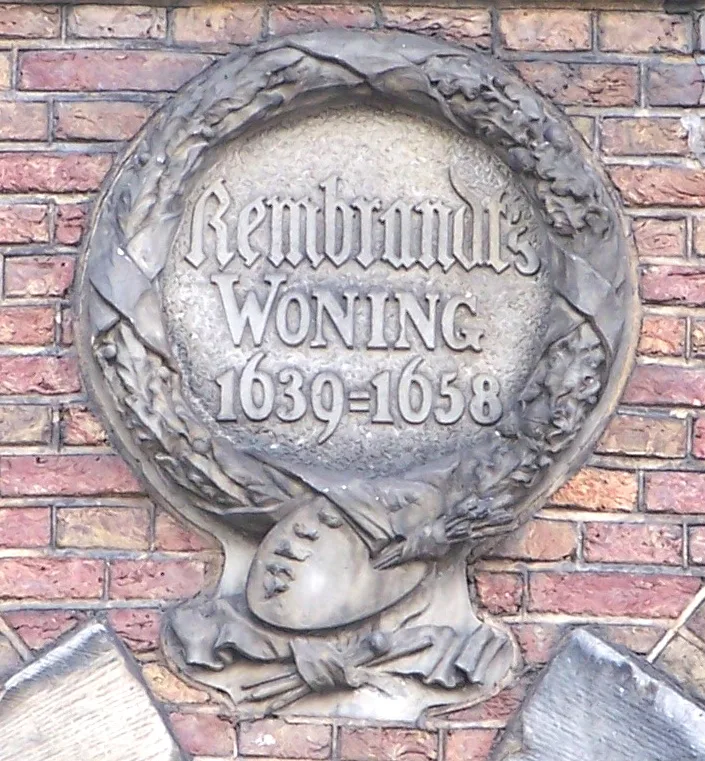 แผ่นป้ายบนบ้านเลขที่ 4 Jodenbreestraat เขียนว่า Rembrandts Woning 1639–1658 ภาพถ่ายเมื่อ 3 กันยายน 2011