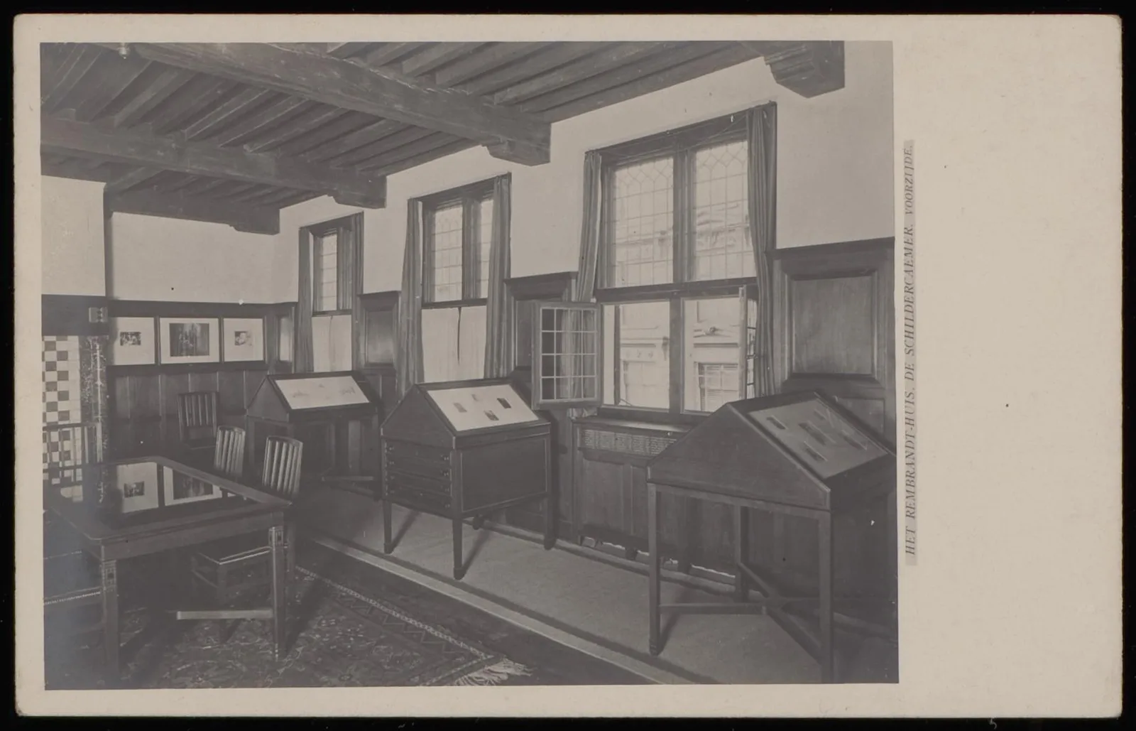 ห้องวาดภาพด้านหน้าของบ้านแรมบรันต์ ภาพราวปี 1930 จากหอจดหมายเหตุเมืองอัมสเตอร์ดัม