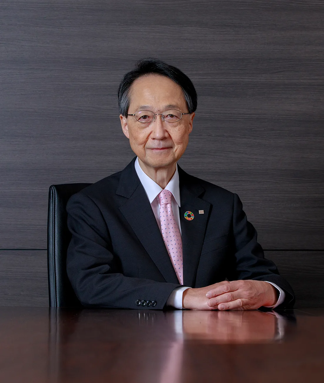Akira Oyama ประธานเจ้าหน้าที่บริหารของ Ricoh นั่งที่โต๊ะประชุม ภาพจากหน้า To Our Stakeholders ของบริษัท