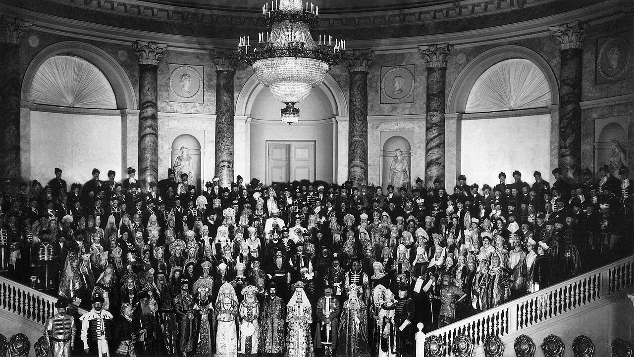 ภาพหมู่ผู้ร่วมงานบอลแต่งกายย้อนยุคปี 1903 ในโรงละคร Hermitage ของ Winter Palace