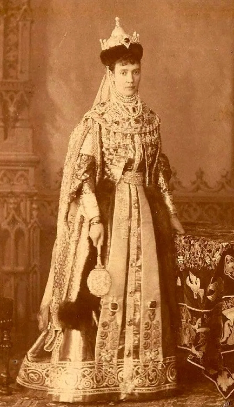 ภาพเก่า Maria Feodorovna ในชุดแบบรัสเซียโบราณ