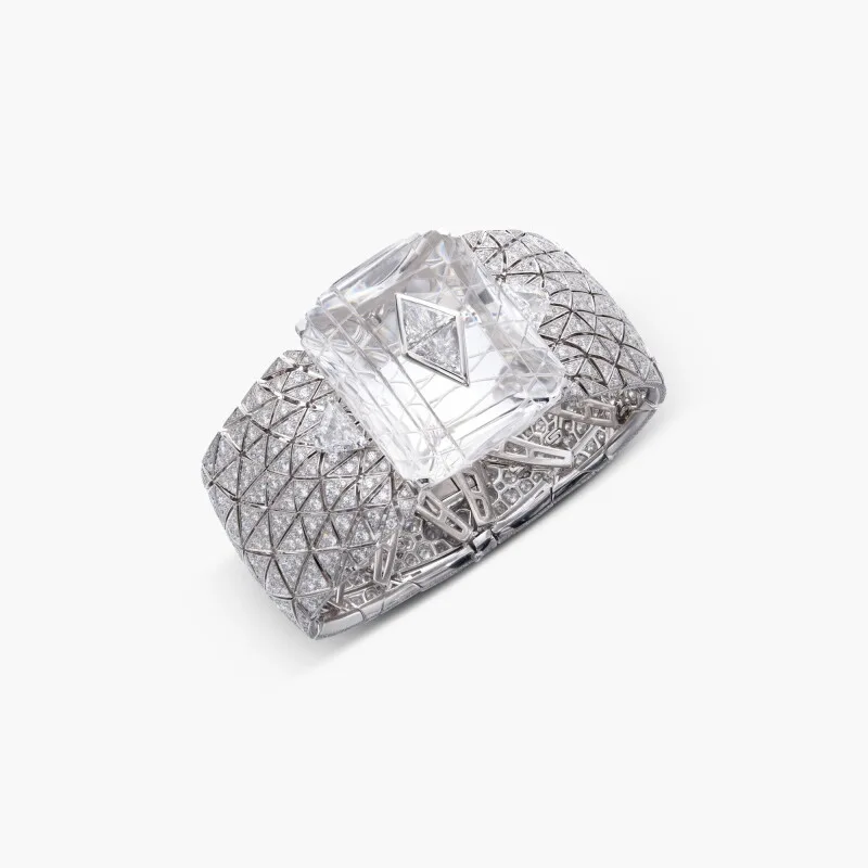 กำไล Cartier ที่สลับส่วนกลางเป็นร็อกคริสตัลแกะสลัก