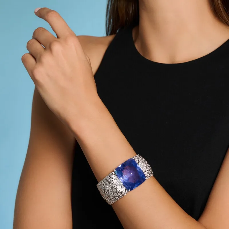 กำไล Romanov Sapphire สวมบนข้อมือนางแบบ