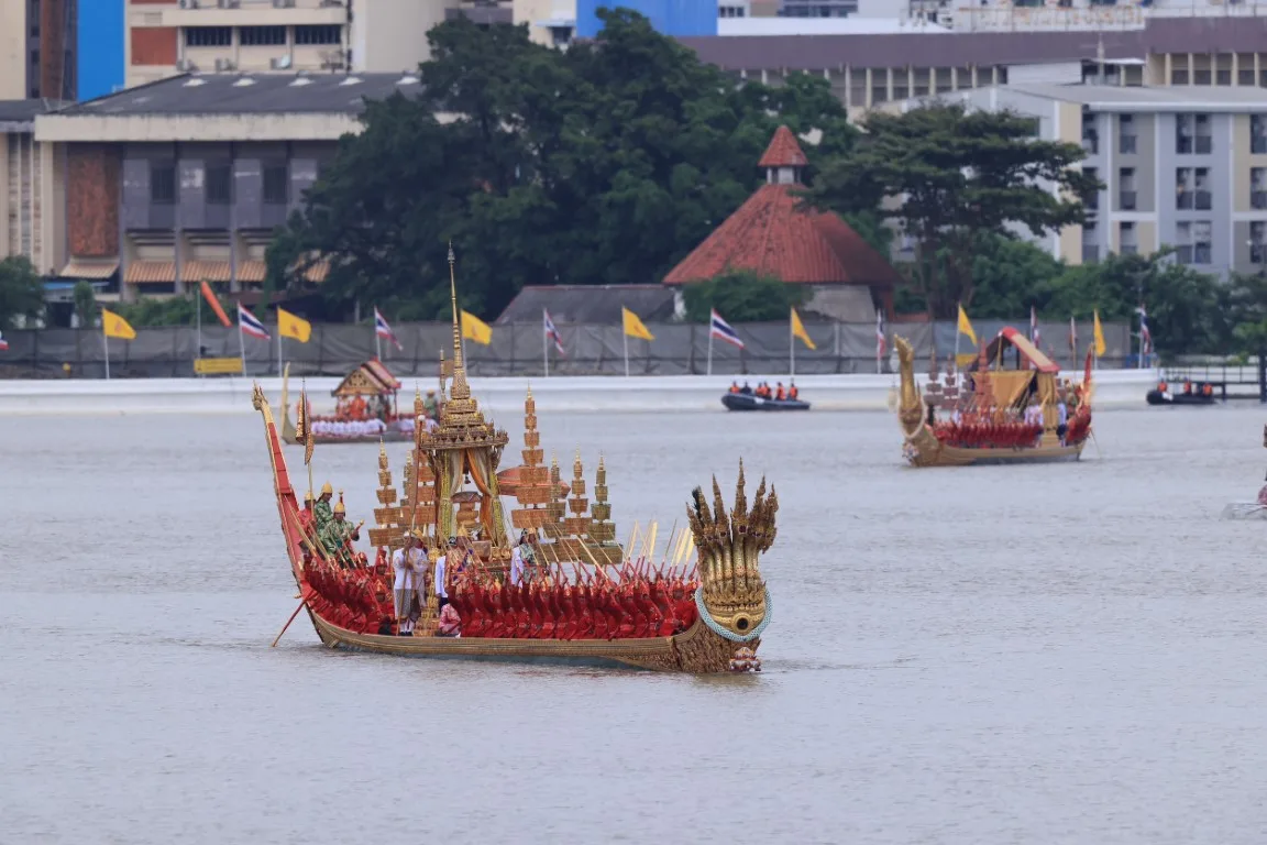 เรือพระที่นั่งอนันตนาคราช เป็นเรืออัญเชิญผ้าพระกฐิน ในขบวนพยุหยาตราทางชลมารค วันที่ 27 ตุลาคม 2567