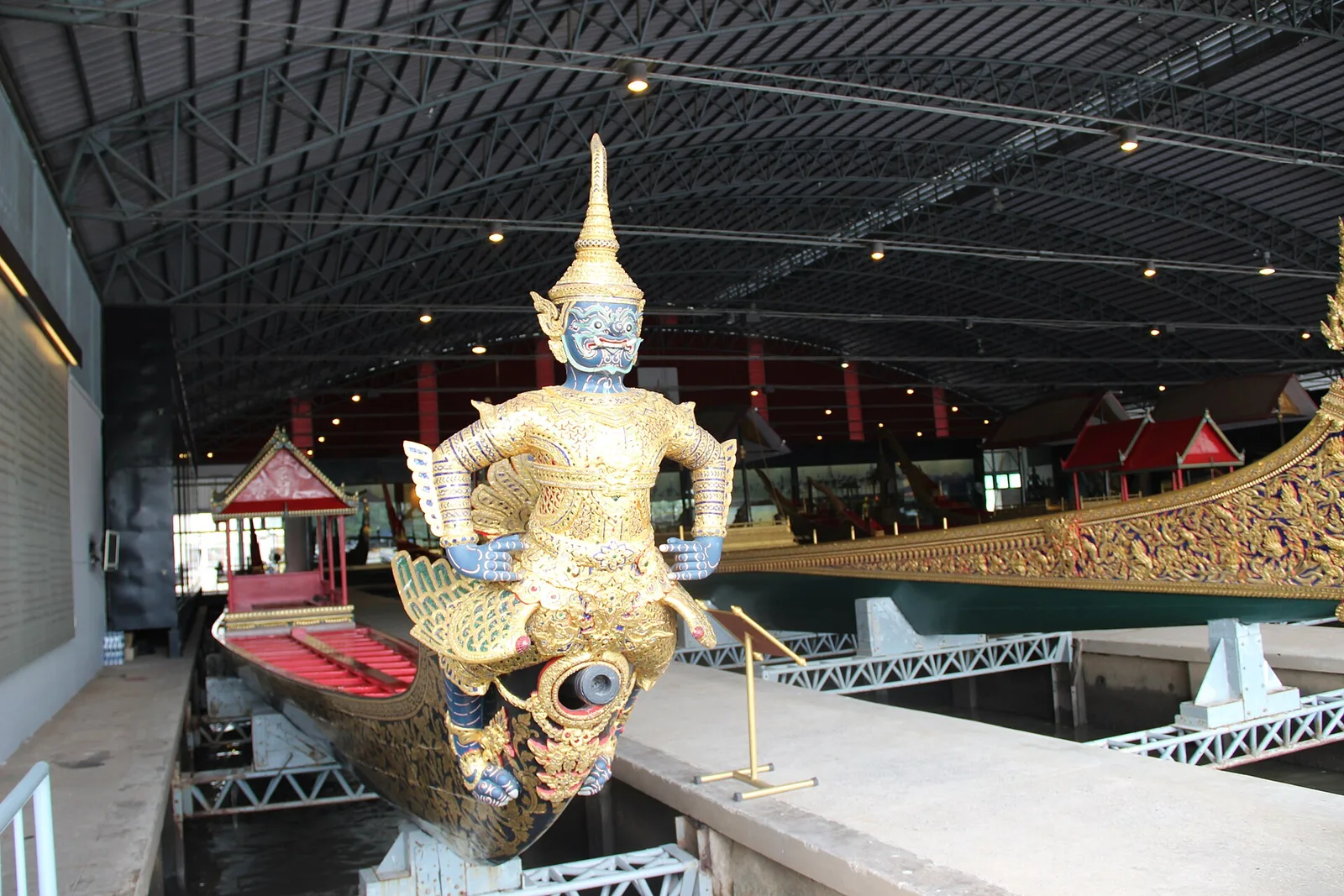 โขนเรืออสุรวายุภักษ์ รูปยักษ์กายเป็นนก ภาพถ่ายเมื่อ พ.ศ. 2558