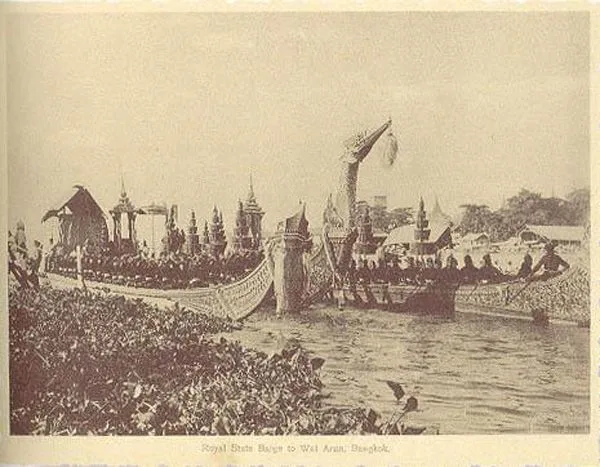 ภาพโปสการ์ดเก่าราวทศวรรษ 1930 ขบวนเรือแห่พระกฐินทางน้ำ ไปวัดอรุณ