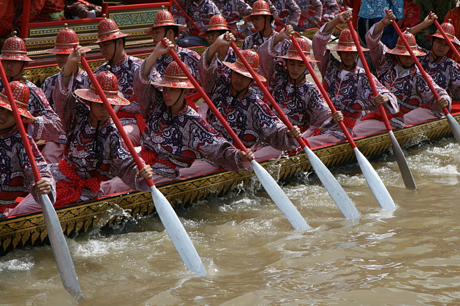 ฝีพายเรือประกอบกระบวน จ้วงพายพร้อมกันระหว่างการซ้อม วันที่ 29 ตุลาคม 2550