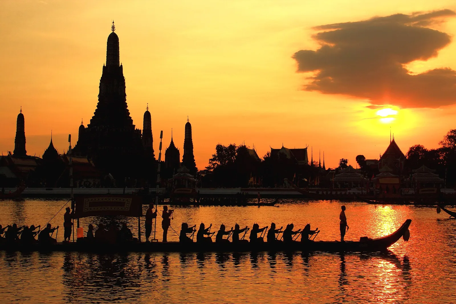 กระบวนพยุหยาตราชลมารค หน้าวัดอรุณราชวราราม ยามเย็น ภาพถ่ายเมื่อวันที่ 9 พฤศจิกายน 2555