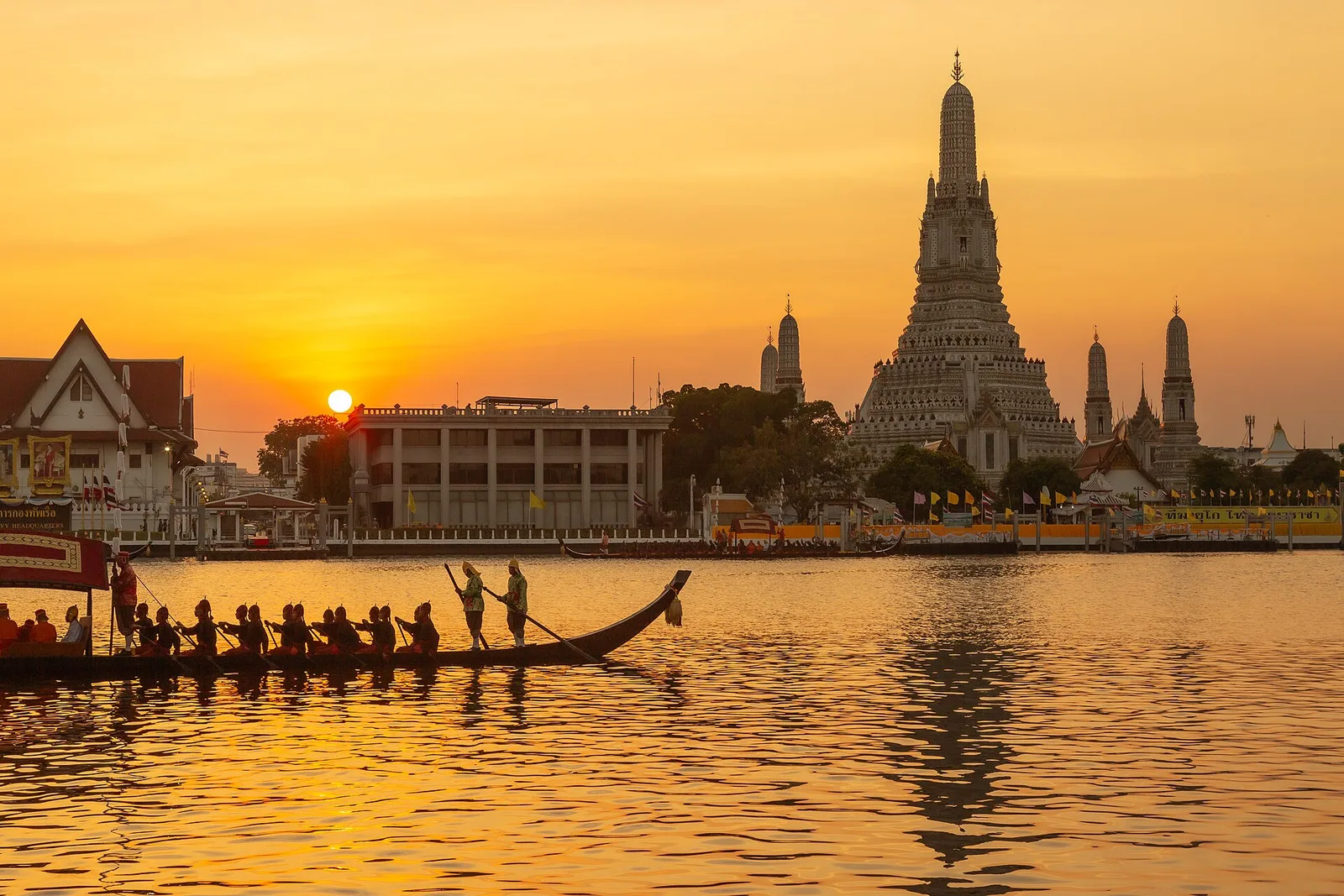 ขบวน เรือพระราชพิธี ผ่านหน้าวัดอรุณราชวราราม ยามเย็น วันที่ 12 ธันวาคม 2562
