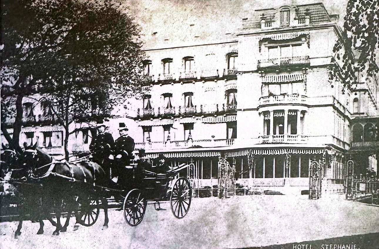 ภาพถ่ายเก่า ค.ศ. 1897 รัชกาลที่ 5 ในรถม้าหน้าโรงแรมสเตฟานี เมืองบาเดิน-บาเดิน เยอรมนี