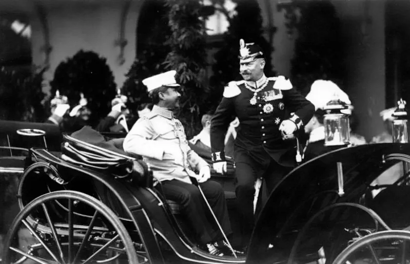ภาพถ่ายเก่า ค.ศ. 1907 รัชกาลที่ 5 กับดยุคโยฮันอัลเบิร์ตในรถม้า ที่เมืองบรันสวิก เยอรมนี
