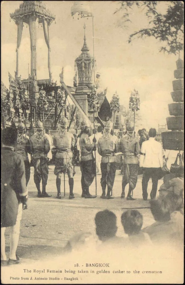 ไปรษณียบัตรเก่าของห้องภาพ J. Antonio กรุงเทพฯ แสดงการเชิญพระโกศไปยังพระเมรุ