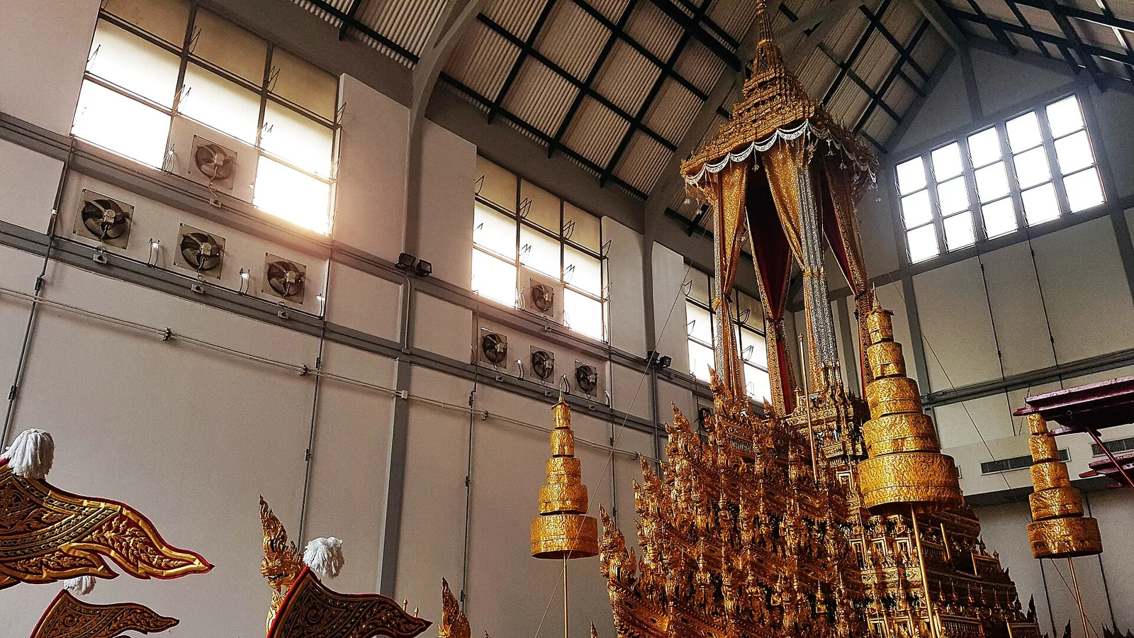 ส่วนบุษบกของ พระมหาพิชัยราชรถ ในโรงราชรถ ภาพถ่ายเมื่อ 21 ธันวาคม 2561
