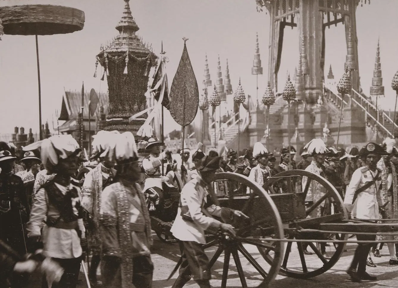 ภาพถ่ายเก่า ราชรถปืนใหญ่ ในงาน พระบรมศพ รัชกาลที่ 6 จากเอกสารของกรมศิลปากร