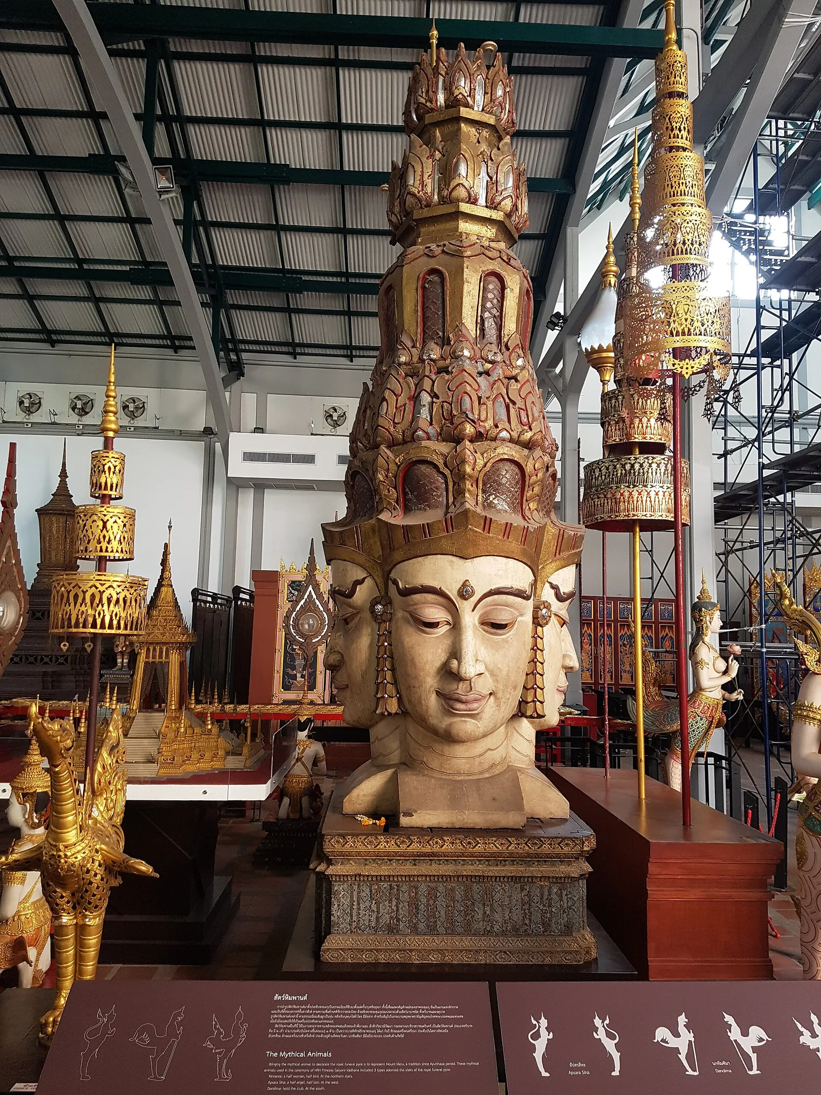 ประติมากรรมประกอบงานพระเมรุที่จัดแสดงในโรงราชรถ ภาพถ่ายเมื่อ 22 เมษายน 2560