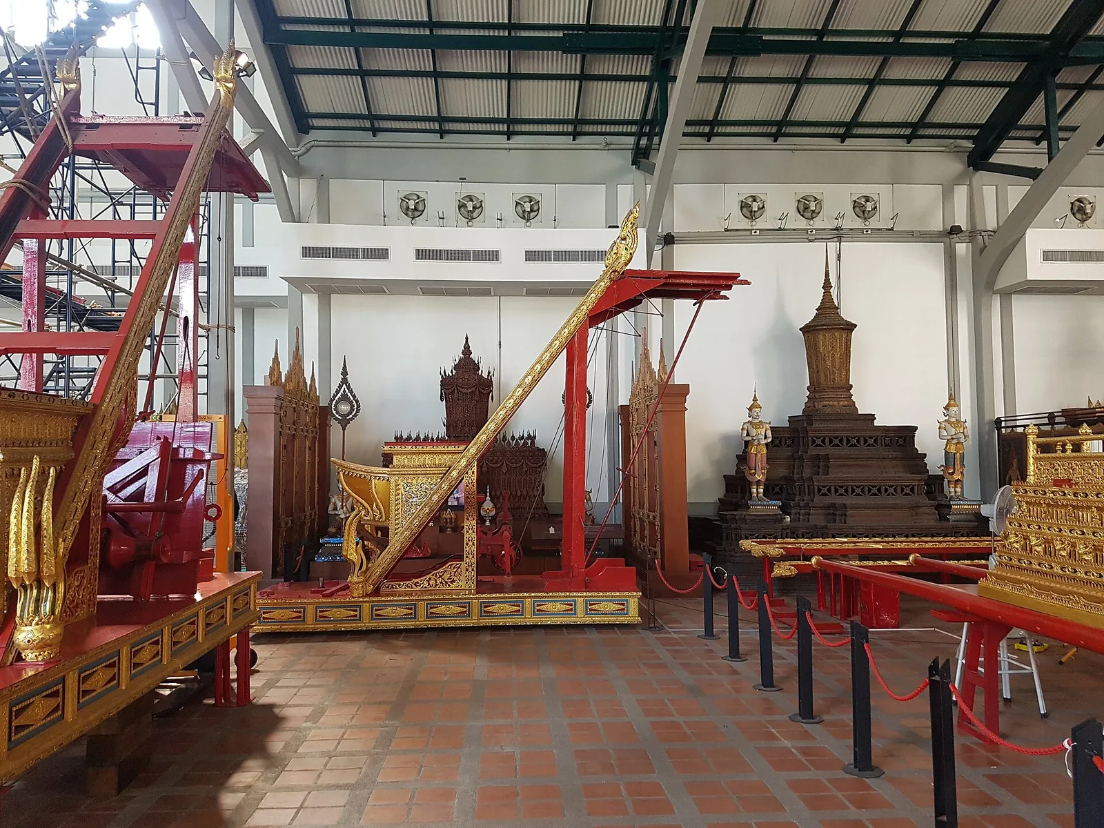 เกรินบันไดนาค ในโรงราชรถ ภาพถ่ายเมื่อ 22 เมษายน 2560
