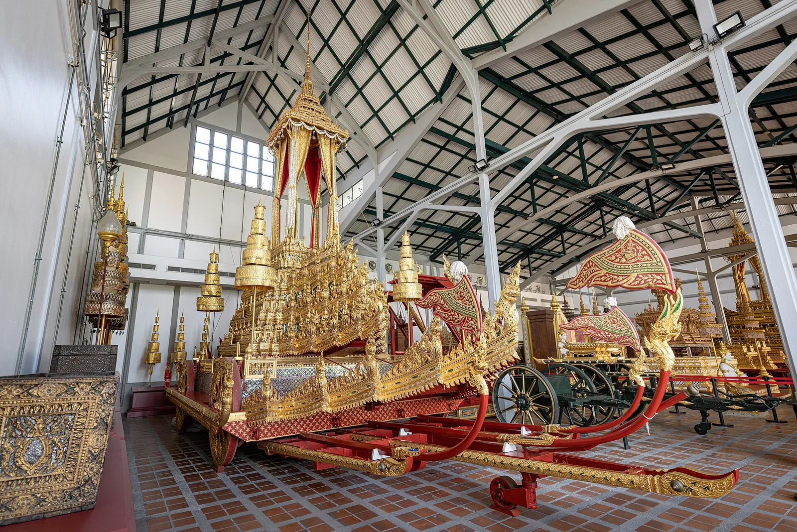 พระมหาพิชัยราชรถ และราชรถปืนใหญ่ ในโรงราชรถ ภาพถ่ายเมื่อ 31 ตุลาคม 2567