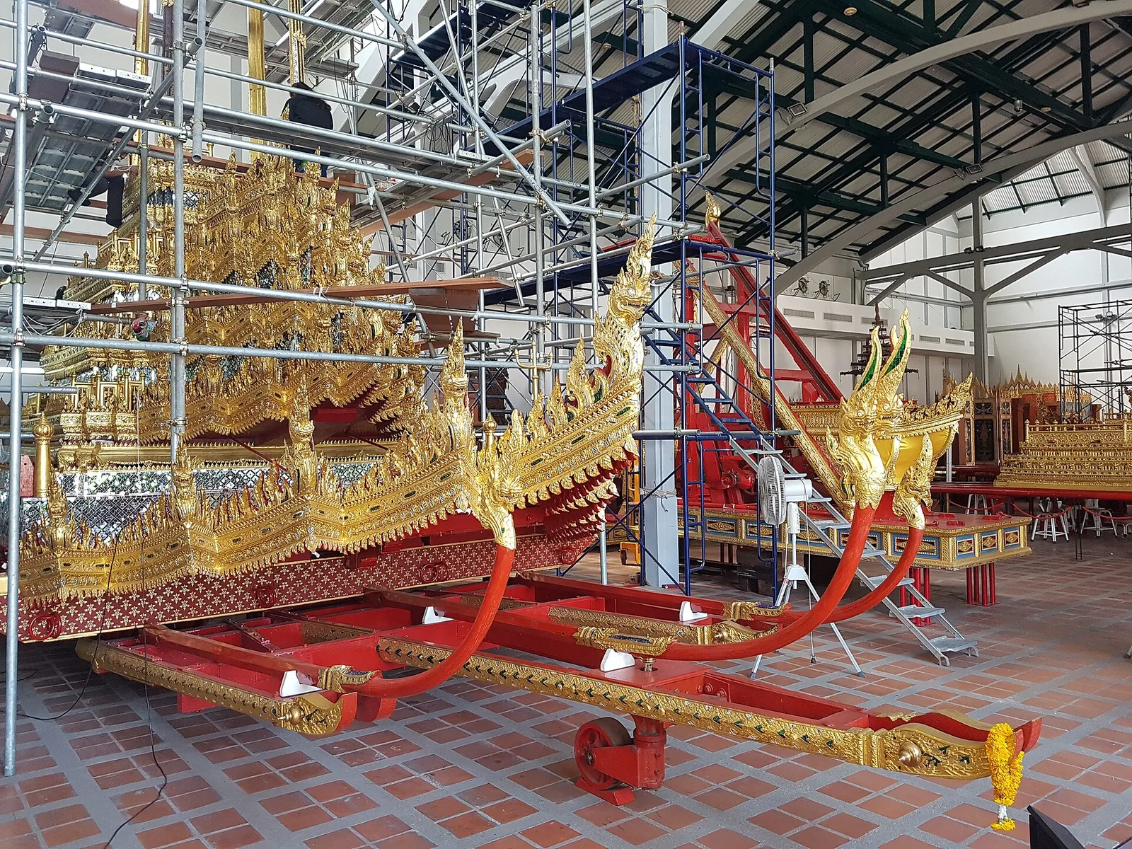 พระมหาพิชัยราชรถ ในโรงราชรถ มีนั่งร้านล้อมรอบ ภาพถ่ายเมื่อ 22 เมษายน 2560