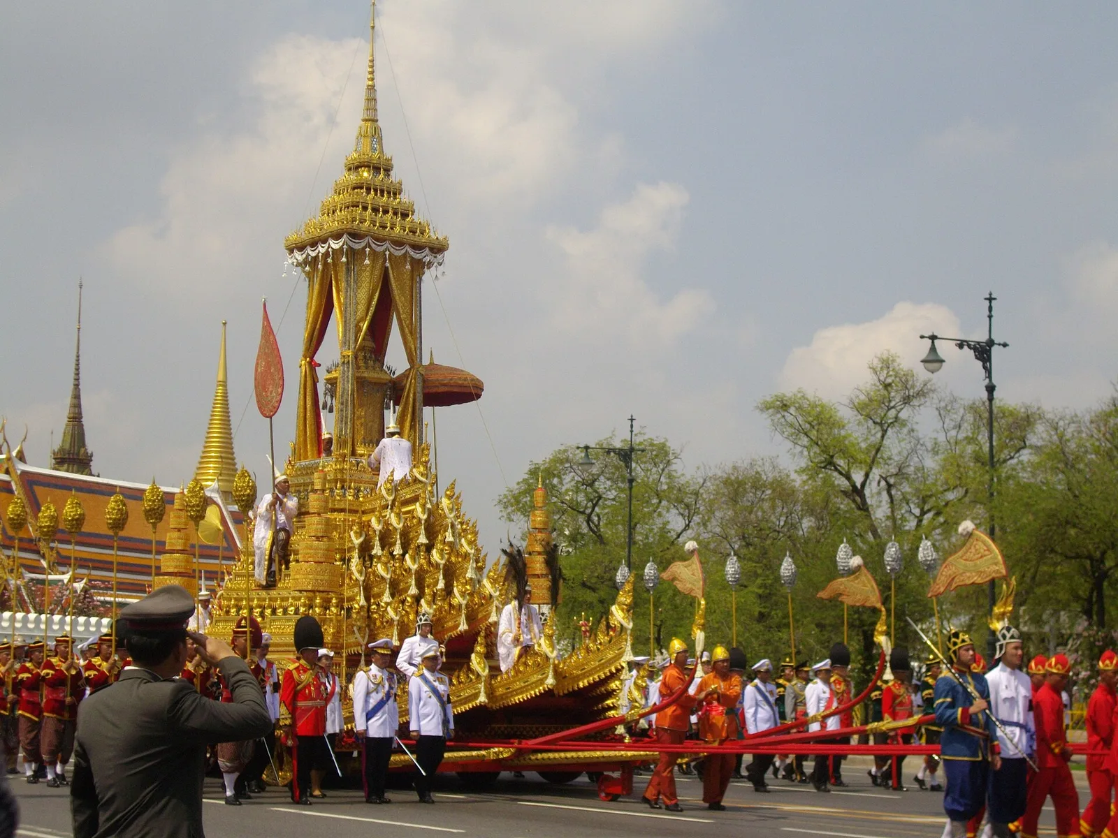 ราชรถในริ้วขบวนบนถนนราชดำเนินใน วันที่ 9 เมษายน 2555