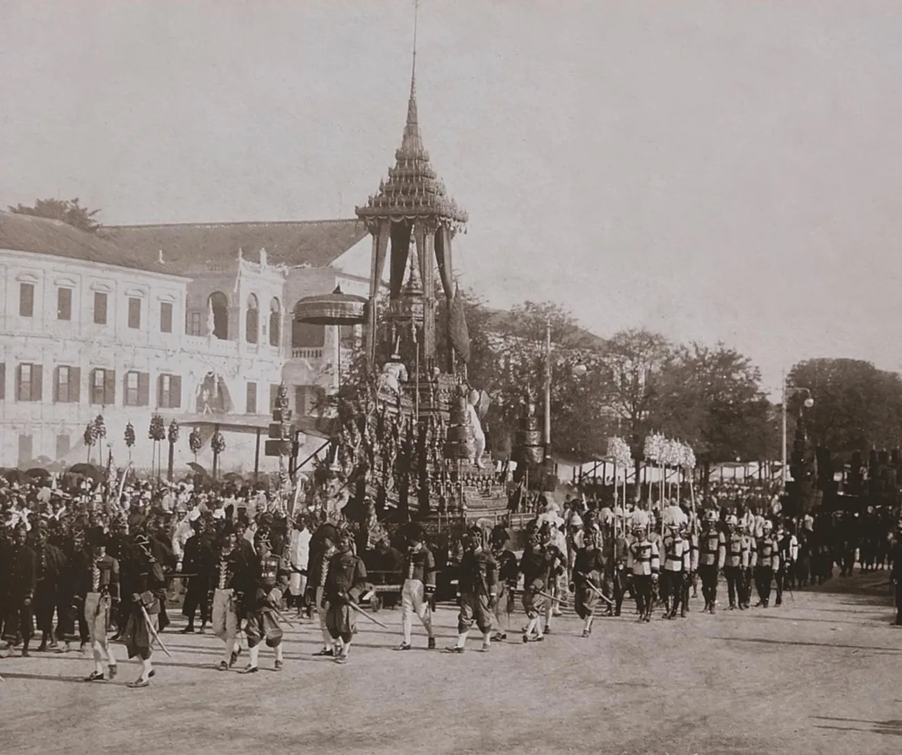ภาพถ่ายเก่า พระมหาพิชัยราชรถ ในงาน พระบรมศพ รัชกาลที่ 5 จากเอกสารของกรมศิลปากร