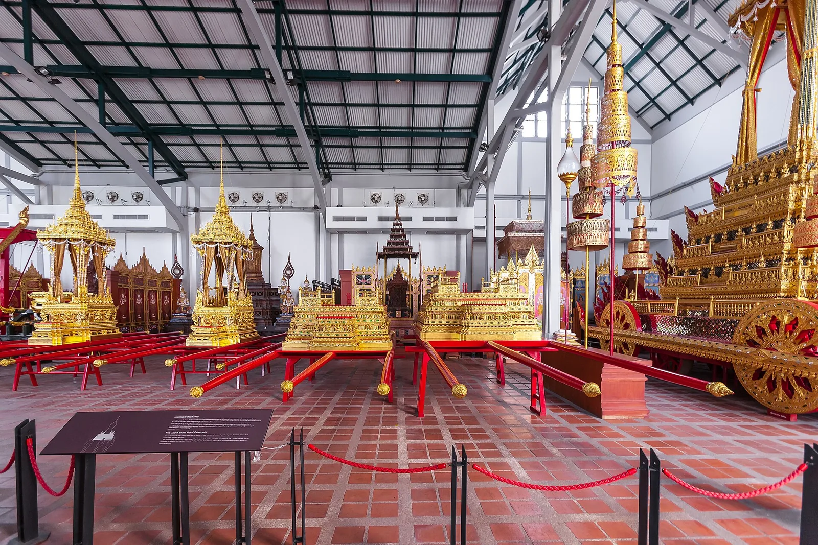 พระยานมาศสามลำคานและราชยานองค์อื่นในพิพิธภัณฑสถานแห่งชาติ พระนคร ภาพถ่ายเมื่อ 3 มกราคม 2561