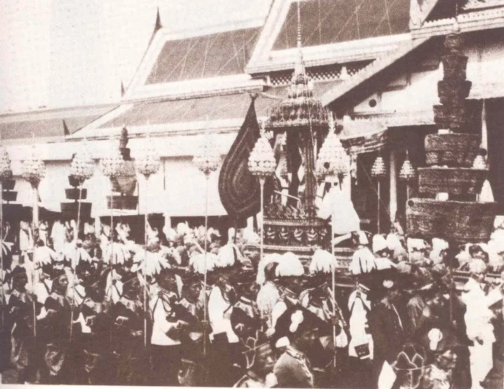 ภาพถ่ายเก่า ค.ศ. 1926 พระที่นั่งราเชนทรยาน ในกระบวนเชิญ พระบรมอัฐิ รัชกาลที่ 6