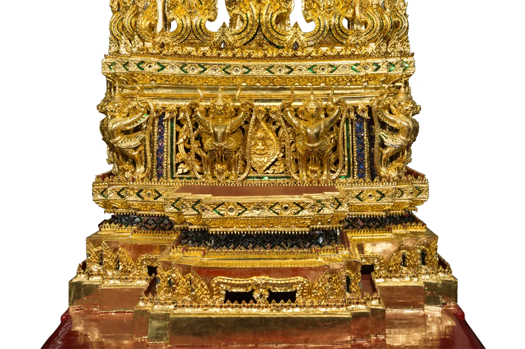 พระที่นั่งราเชนทรยาน ลวดลายแกะสลักปิดทองประดับกระจกที่ฐาน ภาพจากฐานข้อมูลพระเมรุมาศ กรมศิลปากร