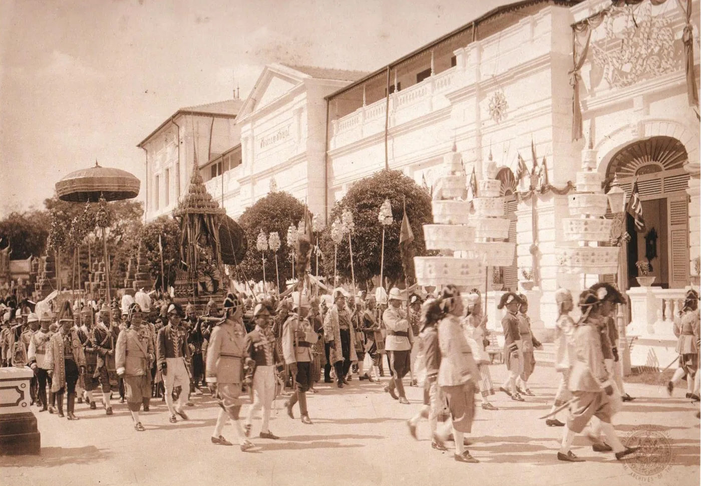 ภาพถ่ายเก่า พระที่นั่งราเชนทรยาน ในกระบวนพยุหยาตรา พระราชพิธีบรมราชาภิเษก รัชกาลที่ 6 ภาพจากเอกสารของกรมศิลปากร