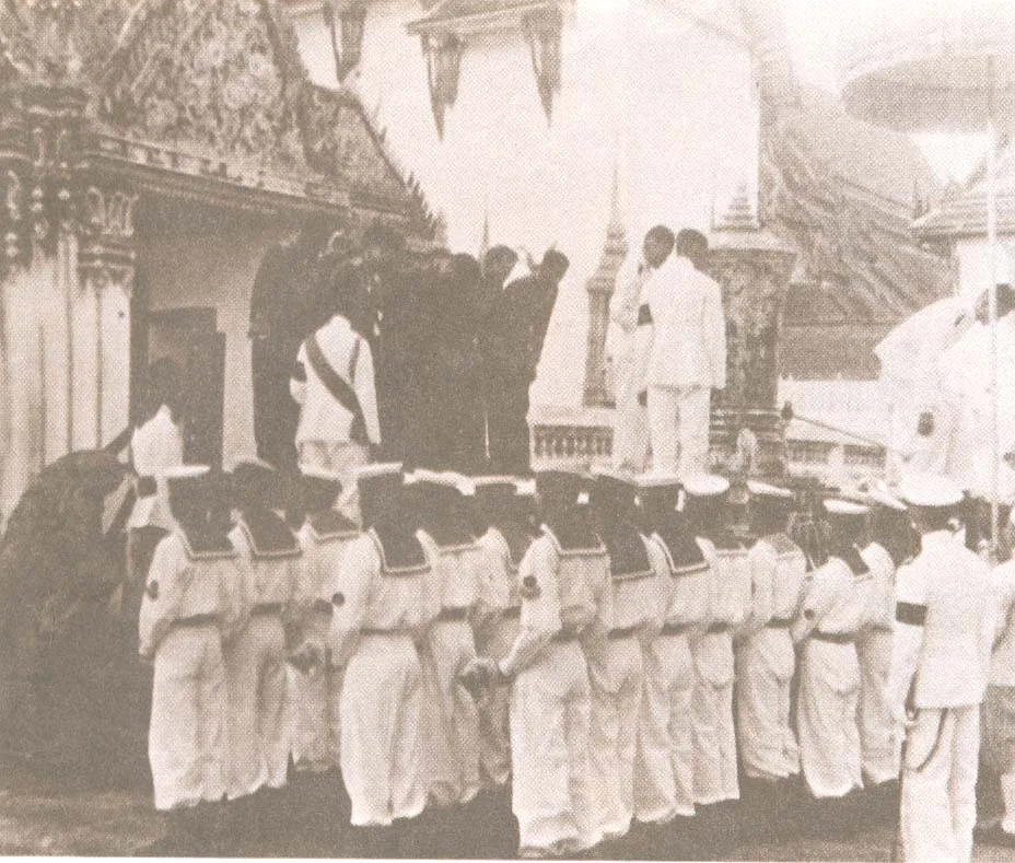 ภาพถ่ายเก่า ค.ศ. 1950 ทหารเรือแบกหามพระยานมาศสามลำคาน