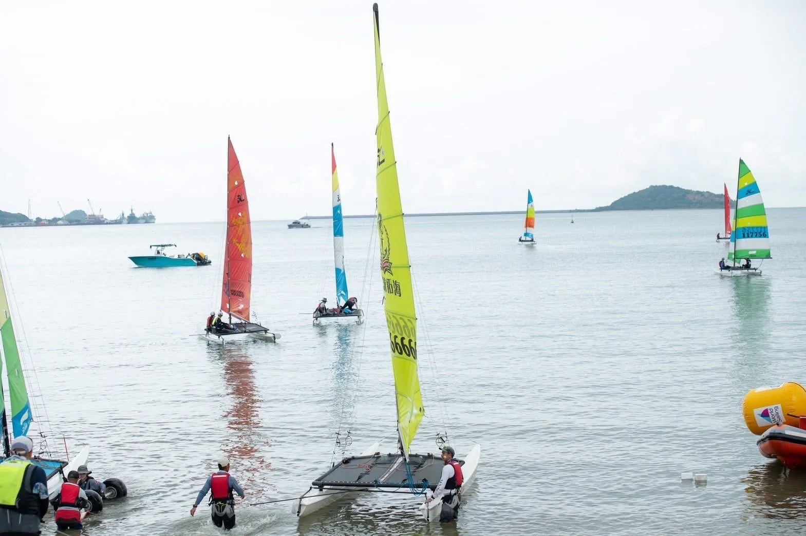 เรือใบลำเลียงลงทะเลที่หาดสัตหีบ ในการแข่งขันครั้งที่ 42 เมษายน 2568