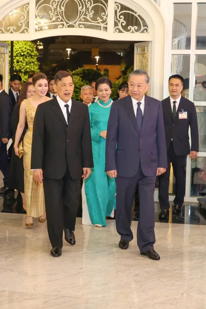 พระบาทสมเด็จพระเจ้าอยู่หัว และสมเด็จพระนางเจ้า ฯ พระบรมราชินี เสด็จพระราชดำเนินไปในงานถวายพระกระยาหารค่ำอย่างเป็นทางการ ณ พระราชวังทงคิน