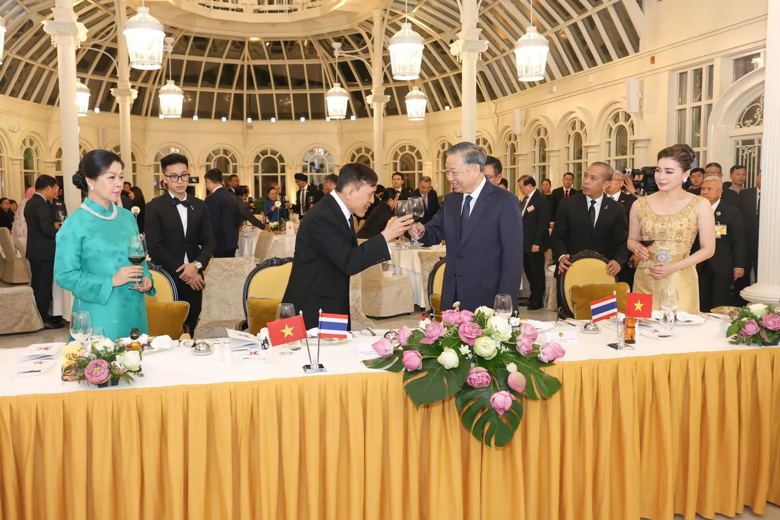 งานถวายพระกระยาหารค่ำอย่างเป็นทางการ ณ พระราชวังทงคิน ซึ่งนายโต เลิม และนางโง เฟือง ลี ภริยาจัดถวาย