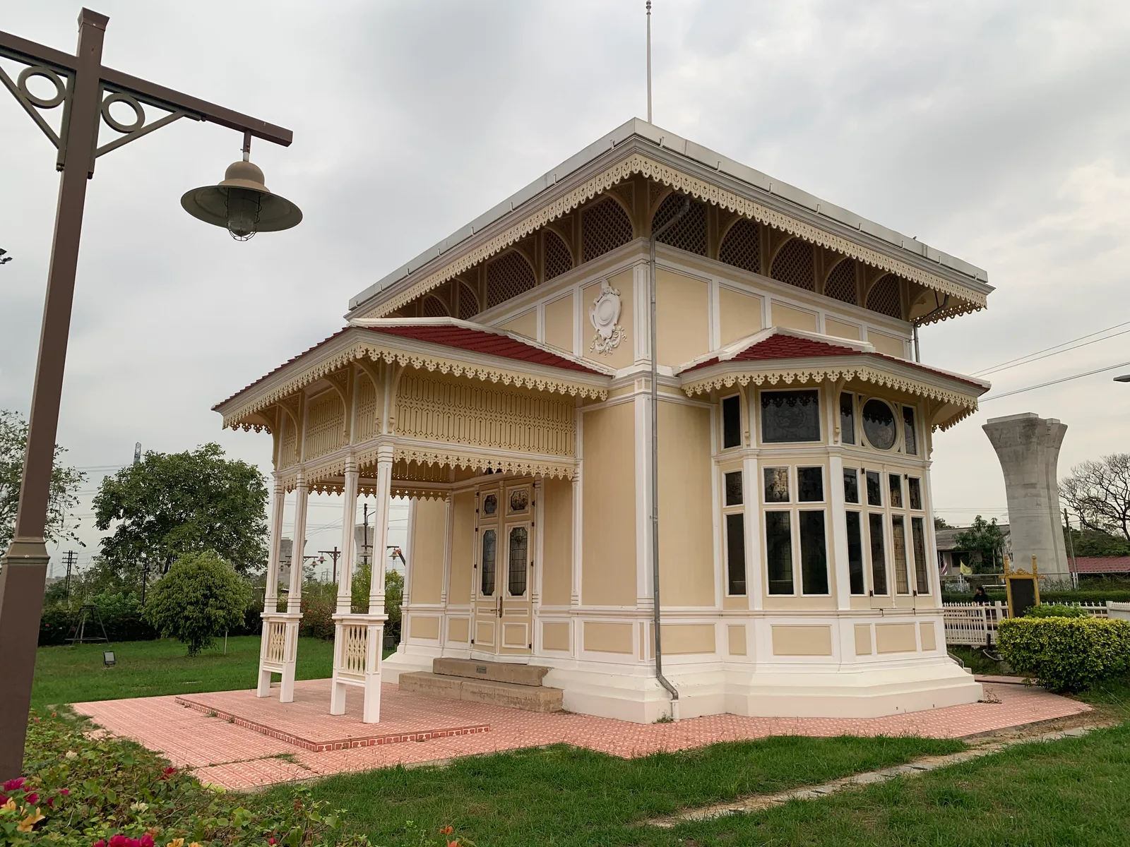 พลับพลาที่ประทับ สถานีรถไฟบางปะอิน มุมด้านข้าง ภาพถ่าย พ.ศ. 2568