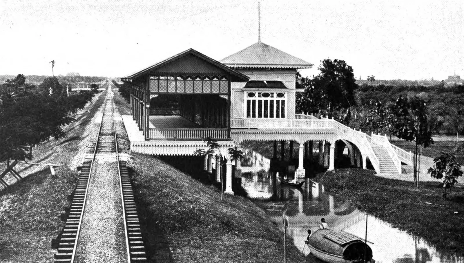 ภาพพิมพ์ใน พ.ศ. 2447 (ค.ศ. 1904) คำบรรยายเดิมภาษาอังกฤษเรียกว่า The king’s private station ในกรุงเทพฯ