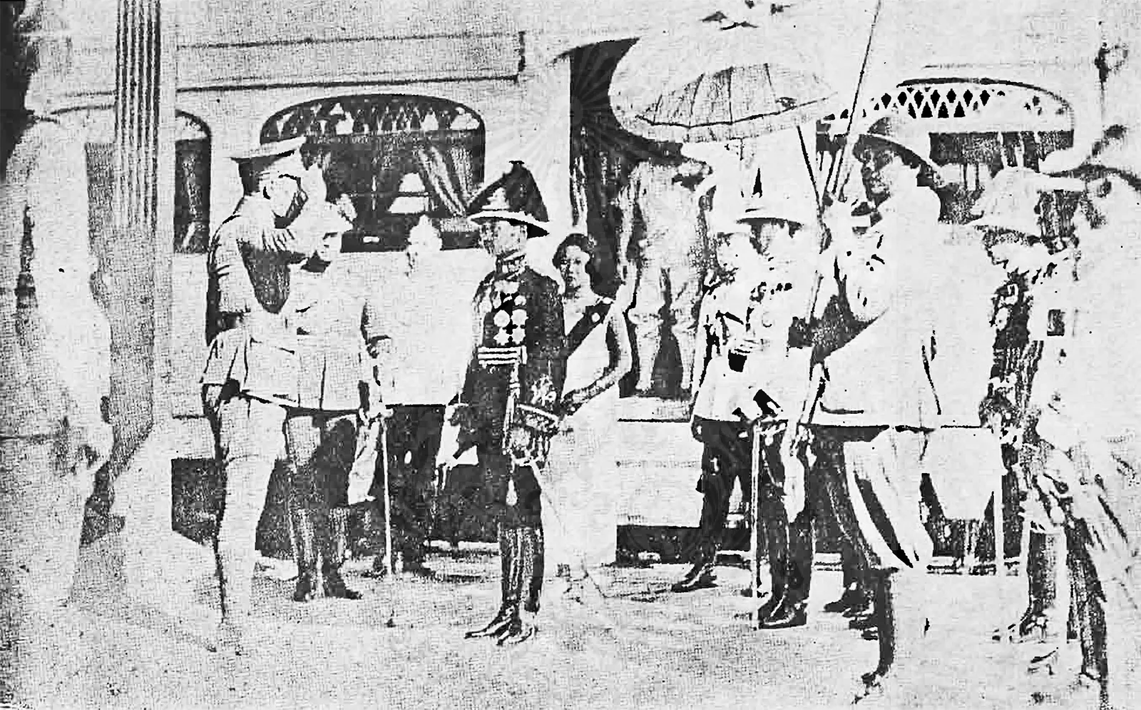 ภาพถ่ายเก่า 22 มกราคม พ.ศ. 2469 (ค.ศ. 1927) ที่สถานีรถไฟเชียงใหม่ ตามคำบรรยายของแหล่งภาพ